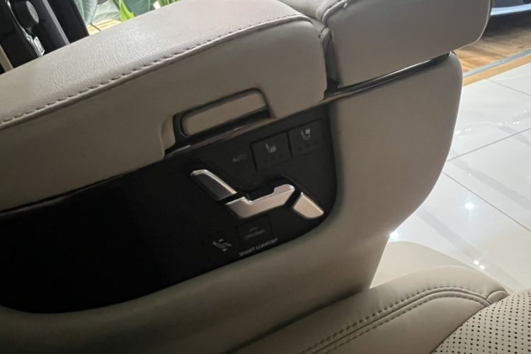 Used Toyota Alphard 2024 Dual-Engine 2.5L Deluxe Edition Interior 11