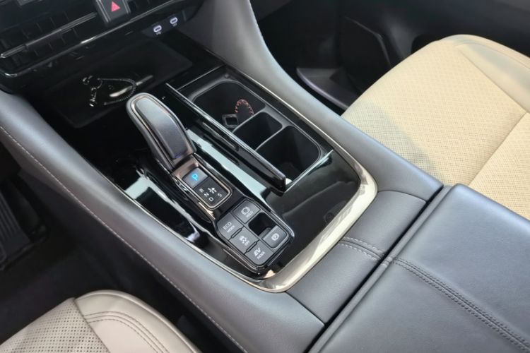 Used Toyota Alphard 2024 Dual-Engine 2.5L Deluxe Edition Interior 4