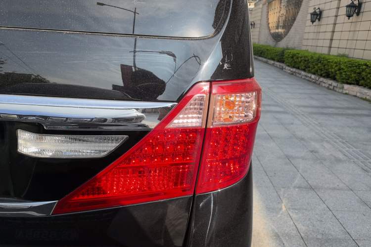 Used Toyota Alphard 2012 3.5L Luxury Edition Right Rear Taillight