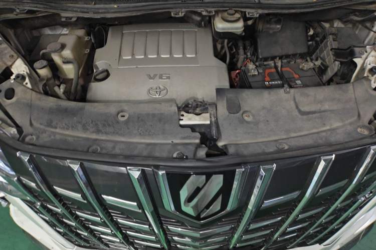 Used Toyota Alphard  Engine Bay