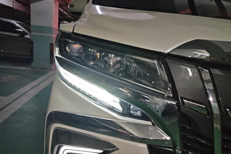 Used Toyota Alphard  Right Front Headlight