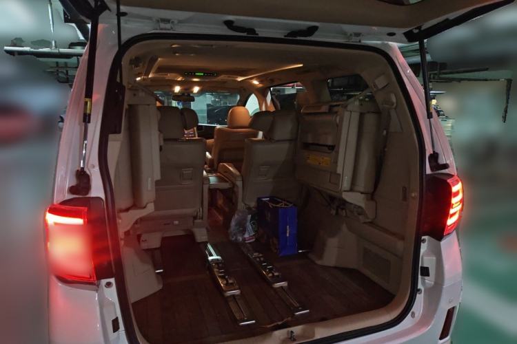 Used Toyota Alphard  Trunk