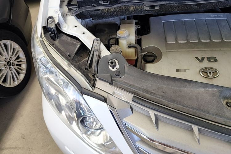 Used Toyota Alphard  Engine Bay Right