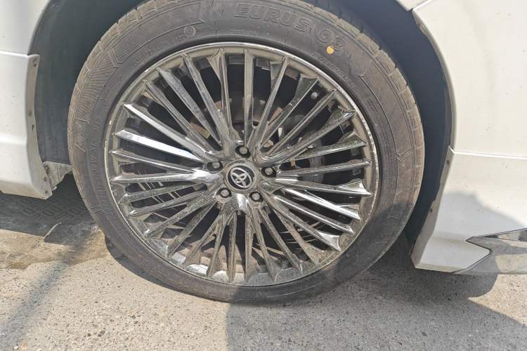 Used Toyota Alphard  Right Front Wheel Hub