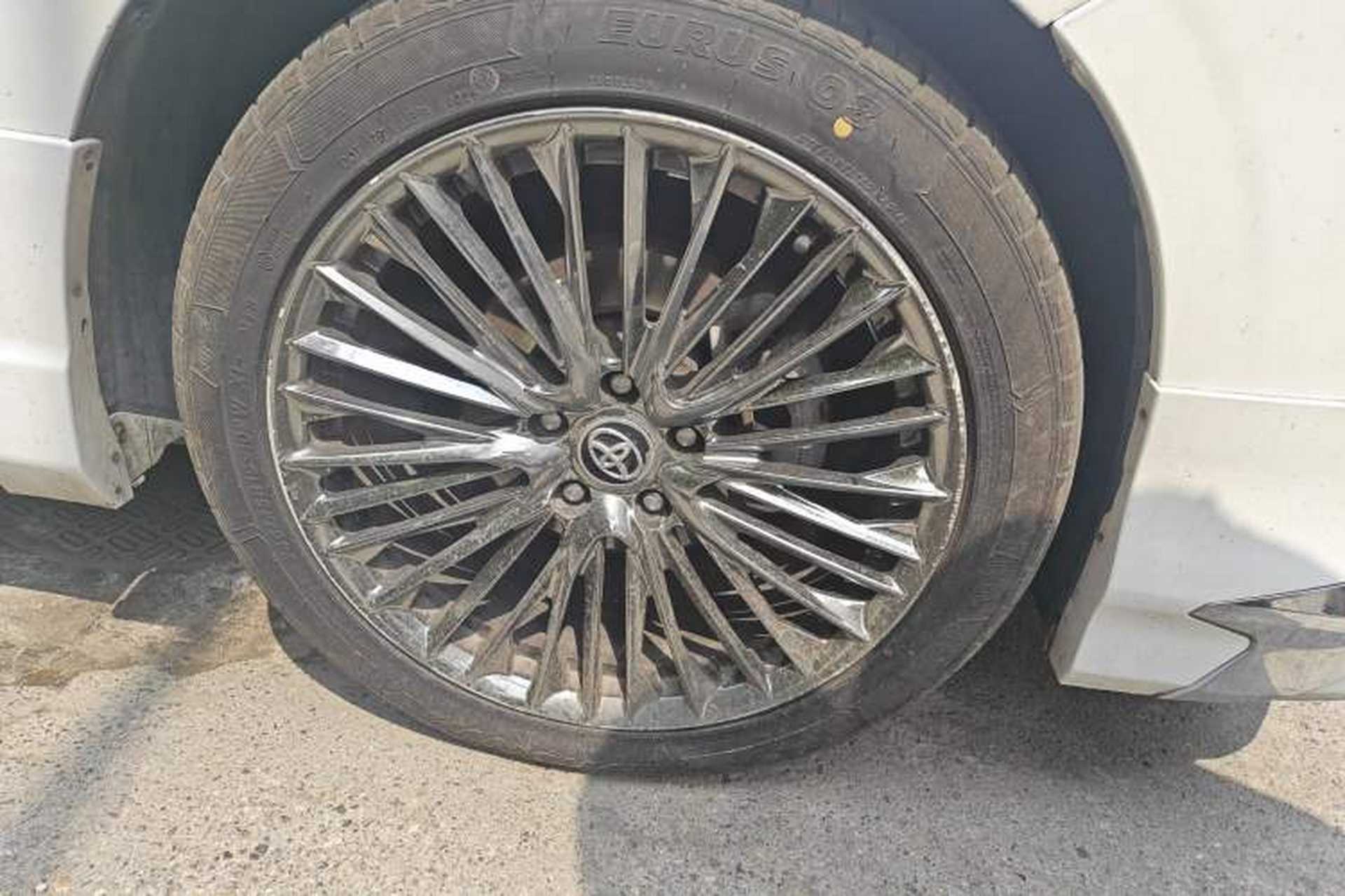 Used Toyota Alphard  Right Front Wheel Hub