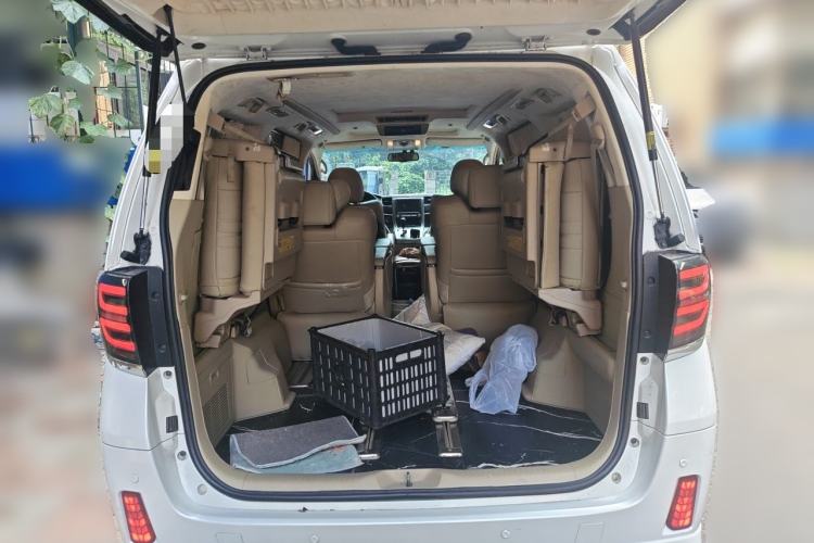 Used Toyota Alphard  Trunk