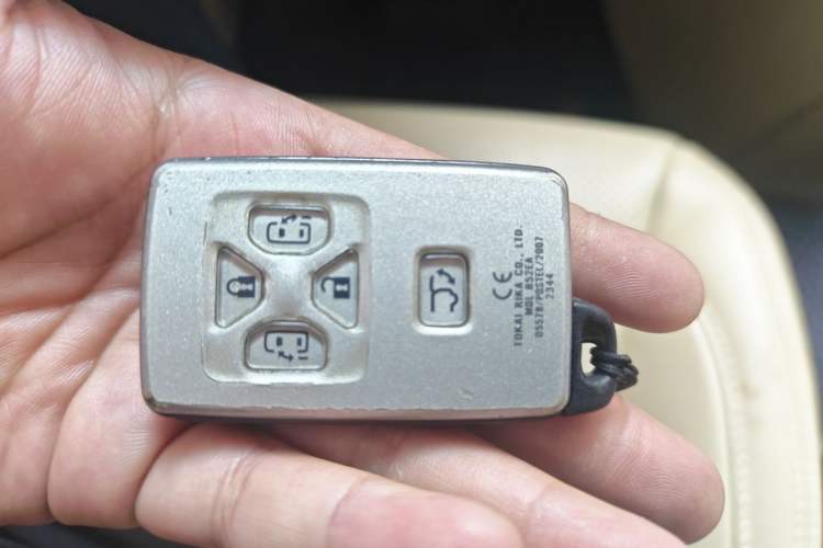 Used Toyota Alphard  Vehicle Key