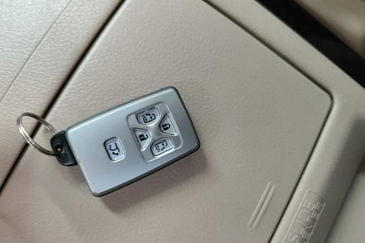 Used Toyota Alphard  Vehicle Key