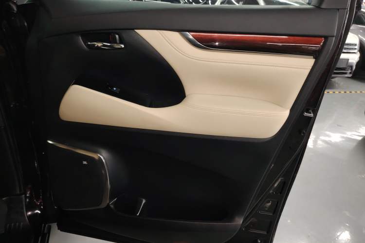 Used Toyota Alphard 2015 3.5L Luxury Edition Interior 2