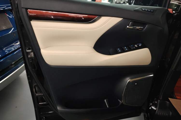 Used Toyota Alphard 2015 3.5L Luxury Edition Interior 4