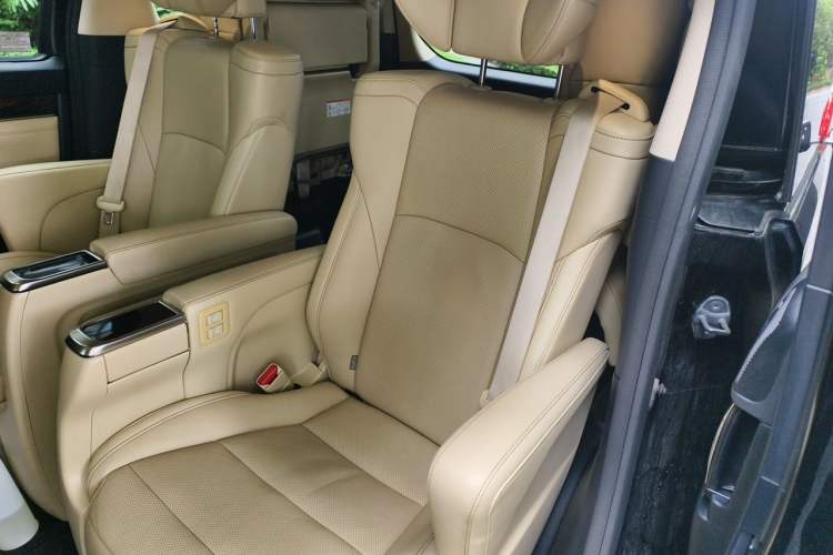Used Toyota Alphard 2015 3.5L Luxury Edition Interior 4