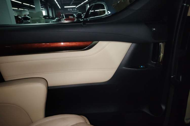 Used Toyota Alphard 2015 3.5L Luxury Edition Interior 5