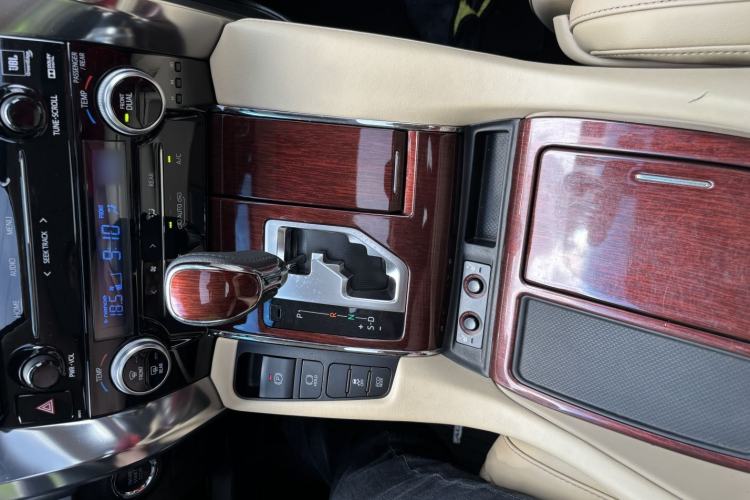 Used Toyota Alphard 2015 3.5L Luxury Edition Interior 8