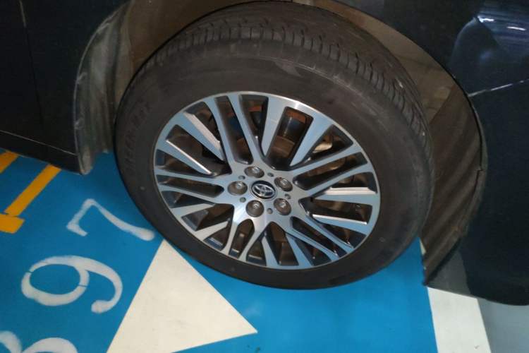 Used Toyota Alphard 2015 3.5L Luxury Edition Right Front Wheel Hub