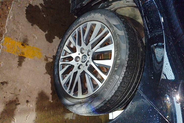 Used Toyota Alphard 2015 3.5L Luxury Edition Right Front Wheel Hub