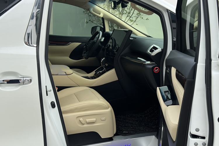 Used Toyota Alphard 2015 3.5L Luxury Edition Interior 11