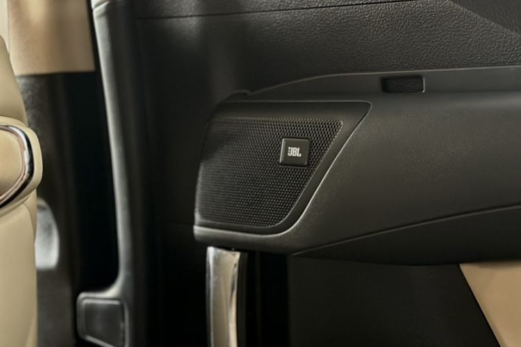 Used Toyota Alphard 2015 3.5L Luxury Edition Interior 9
