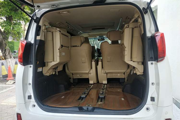 Used Toyota Alphard 2015 3.5L Prestige Edition Trunk