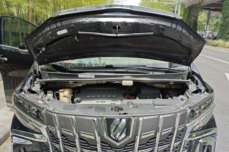 Used Toyota Alphard  Engine Bay