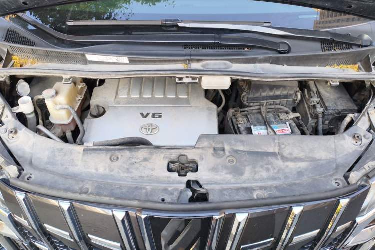 Used Toyota Alphard  Engine Bay