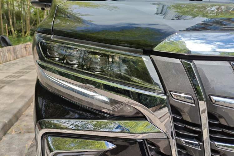 Used Toyota Alphard  Right Front Headlight