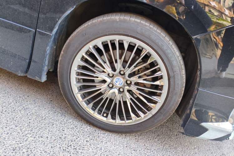 Used Toyota Alphard  Right Front Wheel Hub