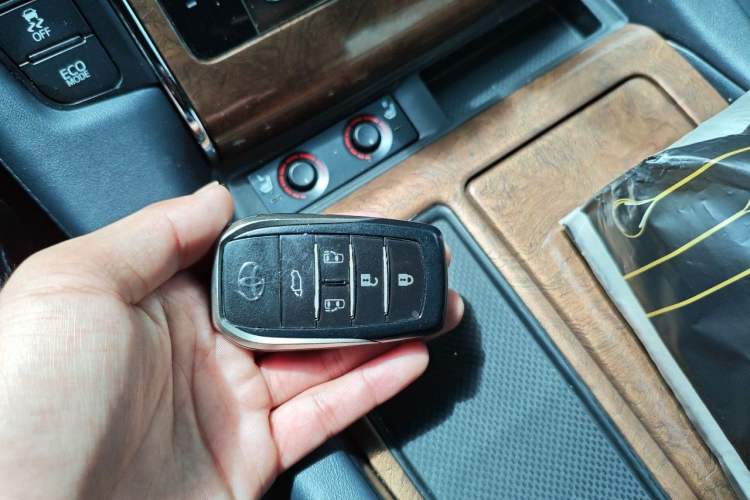 Used Toyota Alphard  Vehicle Key