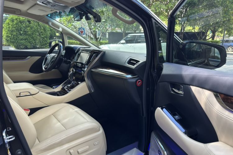 Used Toyota Alphard 2018 Revised Version 3.5L Luxury Edition Interior 4