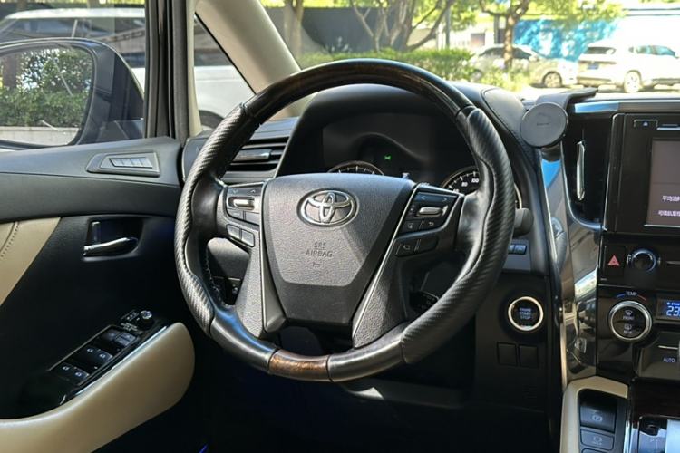 Used Toyota Alphard 2018 Revised Version 3.5L Luxury Edition Interior 9