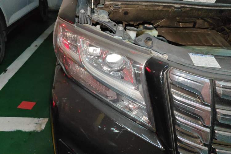 Used Toyota Alphard 2018 3.5L Luxury Edition Right Front Headlight