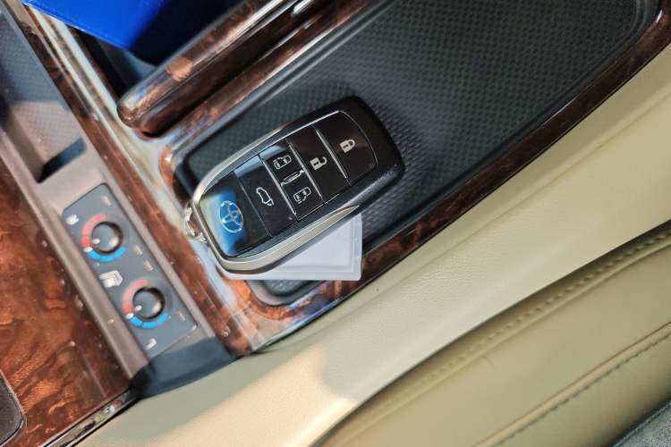 Used Toyota Alphard 2018 Revised Version 3.5L Luxury Edition Vehicle Key