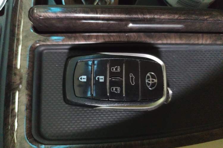 Used Toyota Alphard 2018 Revised Version 3.5L Premium Edition Vehicle Key