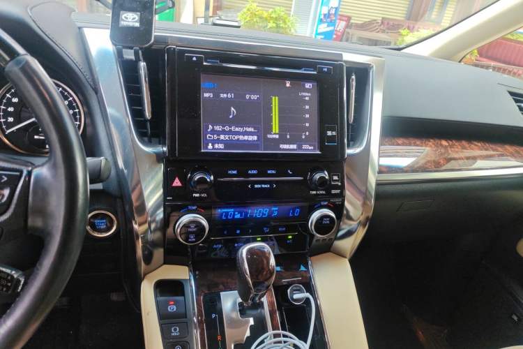 Used Toyota Alphard 2018 Revised Version 3.5L Luxury Edition Audio And AC Panel