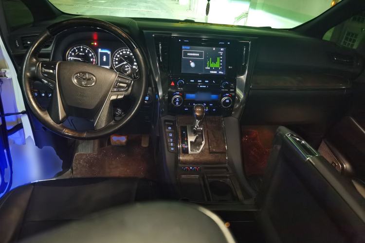 Used Toyota Alphard 2018 Revised Version 3.5L Premium Edition Center Console