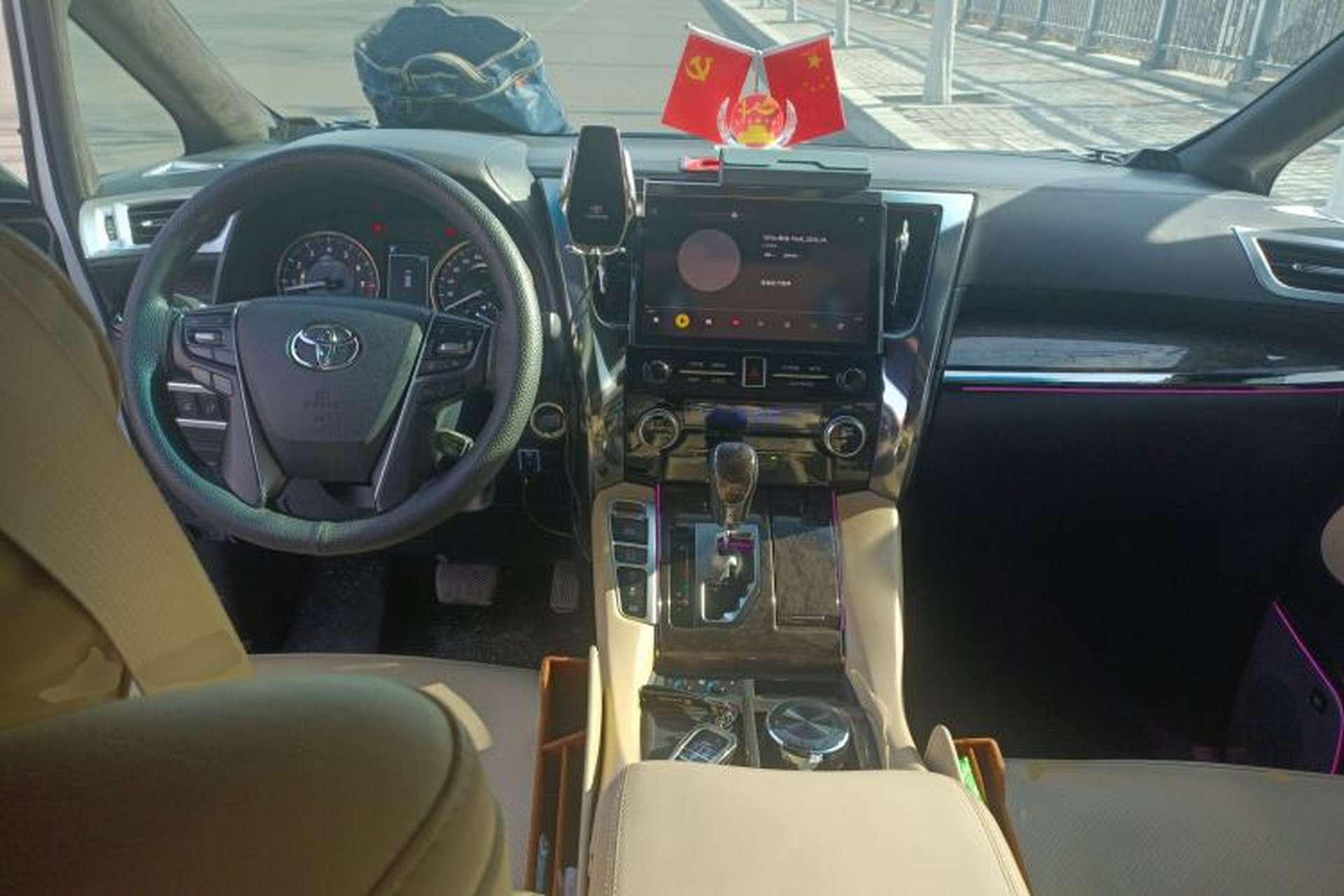 Used Toyota Alphard 2018 Revised Version 3.5L Premium Edition Center Console