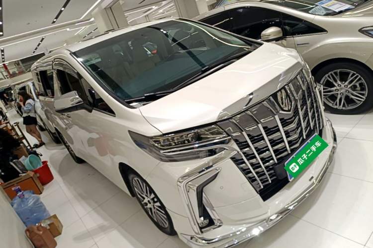 Used Toyota Alphard 2018 3.5L Luxury Edition Front Right 45 Deg