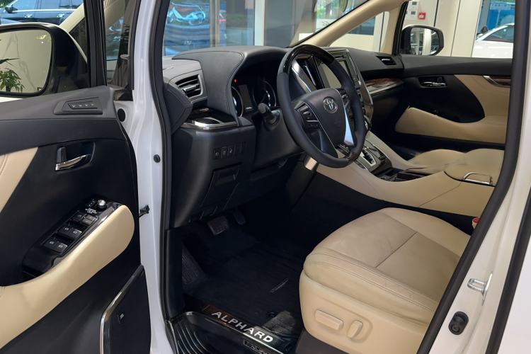 Used Toyota Alphard 2018 Revised Version 3.5L Luxury Edition Interior 1