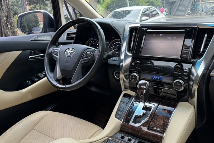 Used Toyota Alphard 2018 Revised Version 3.5L Luxury Edition Interior 12