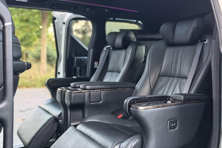 Used Toyota Alphard 2018 Revised Version 3.5L Premium Edition Interior 3