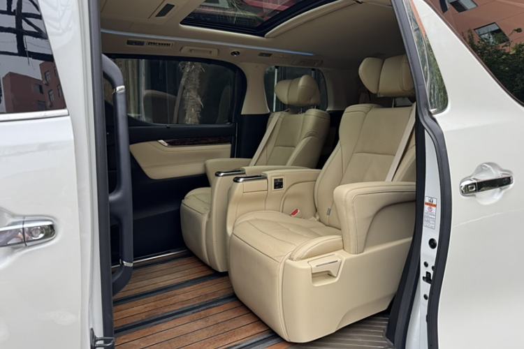 Used Toyota Alphard 2018 Revised Version 3.5L Luxury Edition Interior 3