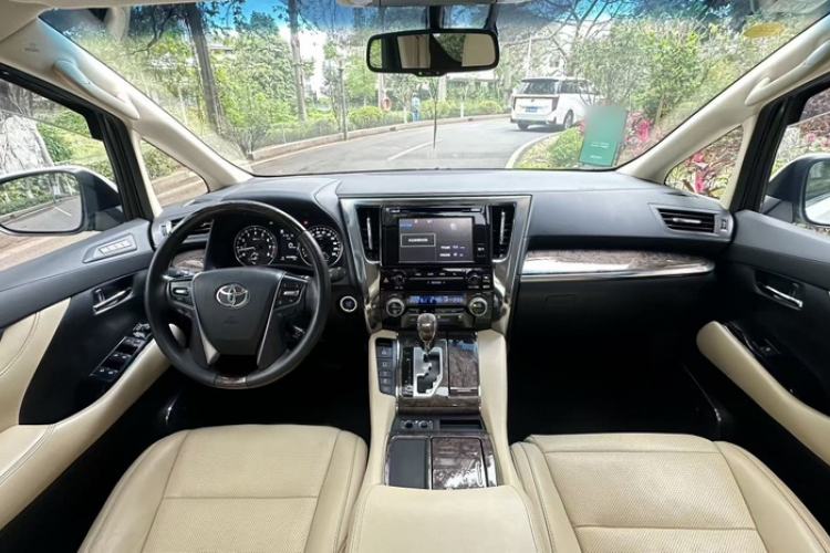 Used Toyota Alphard 2018 Revised Version 3.5L Premium Edition Interior 4