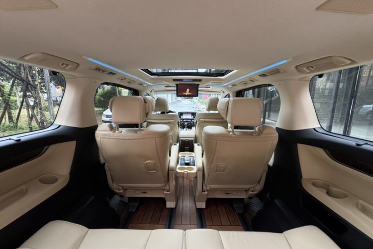 Used Toyota Alphard 2018 Revised Version 3.5L Luxury Edition Interior 4