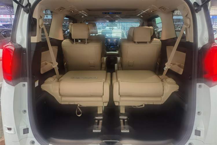 Used Toyota Alphard 2018 3.5L Luxury Edition Interior 4