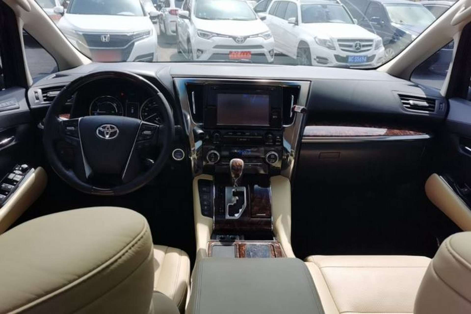 Used Toyota Alphard 2019 Dual-Engine 2.5L Luxury Edition Center Console