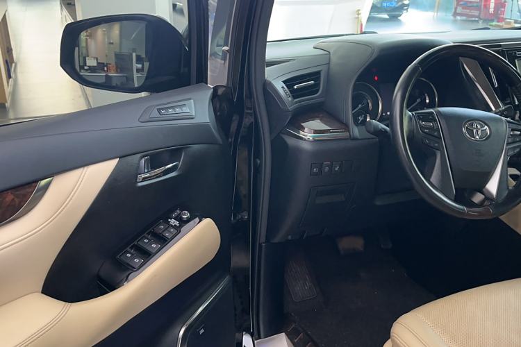 Used Toyota Alphard 2019 Dual-Engine 2.5L Luxury Edition Interior 1