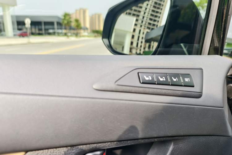 Used Toyota Alphard 2019 Dual-Engine 2.5L Luxury Edition Interior 11