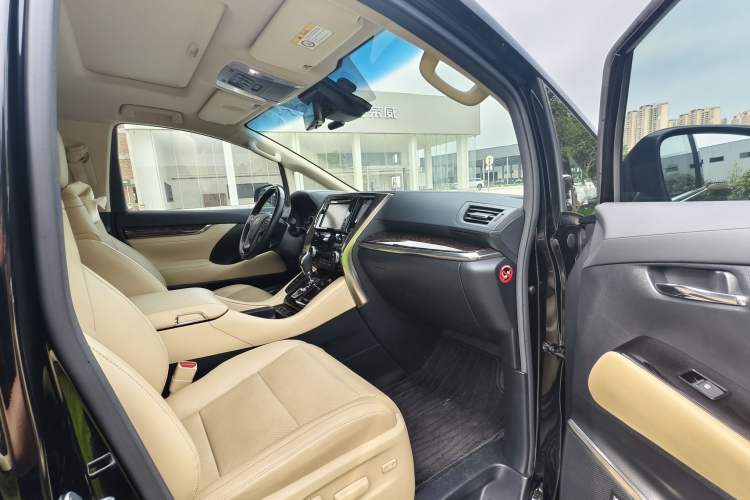 Used Toyota Alphard 2019 Dual-Engine 2.5L Luxury Edition Interior 12