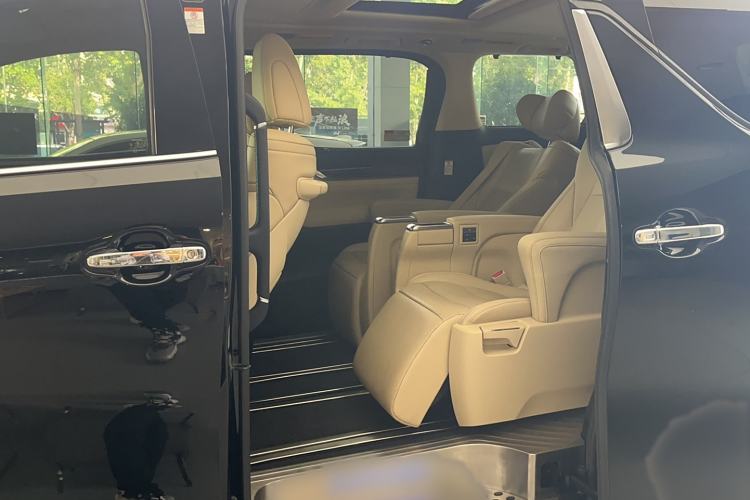 Used Toyota Alphard 2019 Dual-Engine 2.5L Luxury Edition Interior 3