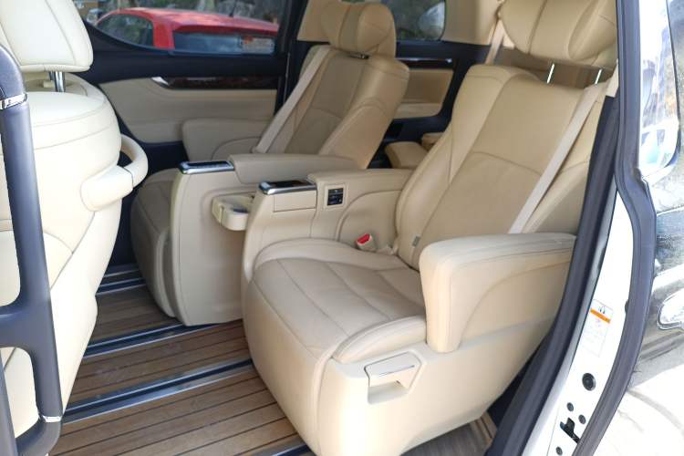 Used Toyota Alphard 2019 Dual-Engine 2.5L Luxury Edition Interior 4