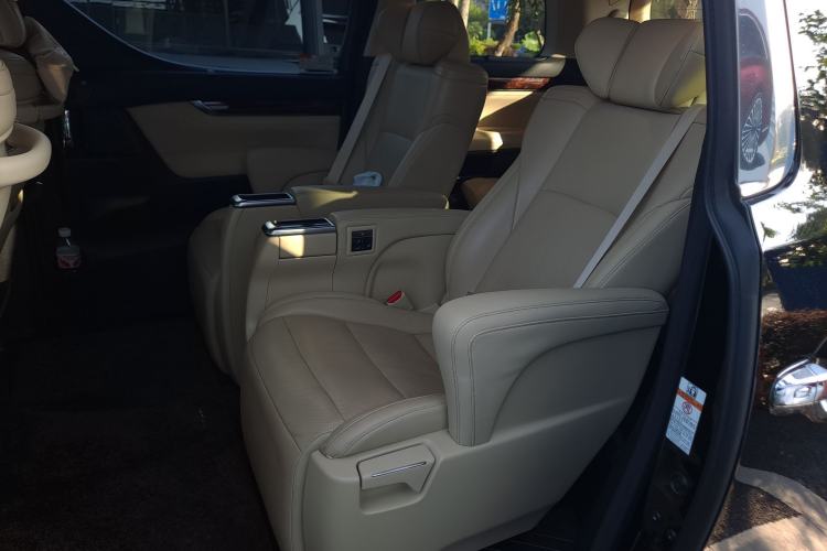 Used Toyota Alphard 2019 Dual-Engine 2.5L Luxury Edition Interior 4